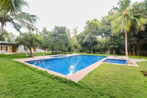 Outdoor pool - Nature Breeze Resort (Vanur)