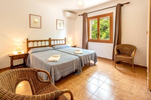 3 chambres, coffres-forts dans les chambres, fer et planche à repasser