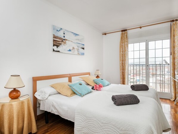 3 quartos, ferros/tábuas de passar roupa, acesso à internet