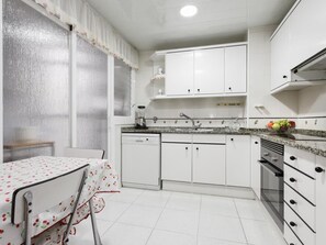 Kühlschrank, Mikrowelle, Ofen, Geschirrspüler