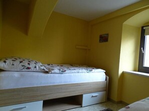 2 chambres, bureau, fer et planche à repasser, lit parapluie