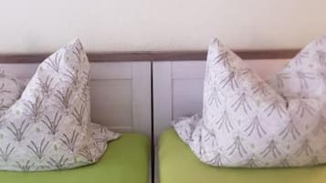 2 habitaciones, escritorio y tabla de planchar con plancha