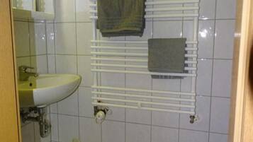 Secador de pelo, toallas, jabón, shampoo