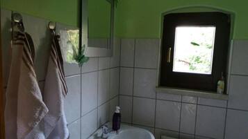 Secador de pelo, toallas, jabón, shampoo