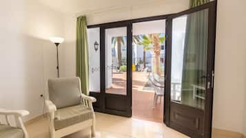 Apartamento, 2 habitaciones | Sala de estar | Una televisión de pantalla plana