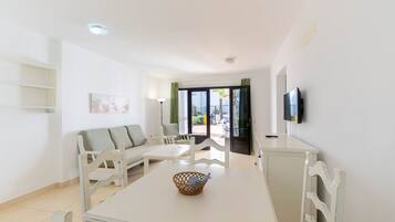 Apartment, 2 Bedrooms | Dining room