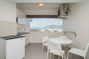 コンフォート スタジオ | 専用キッチン | 大型冷蔵庫、電子レンジ、コンロ、トースター