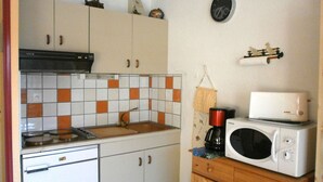 Eine Küche mit Mikrowelle, Toaster und Spüle.