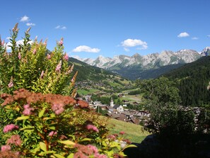Paisatge de muntanyes amb un poble assentat a la vall.