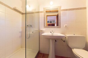 Badewanne, Haartrockner, Handtücher