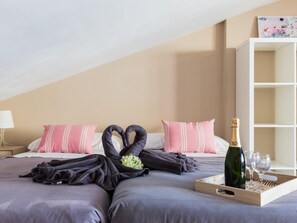 2 bedrooms, iron/ironing board, Internet, bed sheets - 20km from Barcelona 100 meters train and the beach.matarolux15 (Mataro)