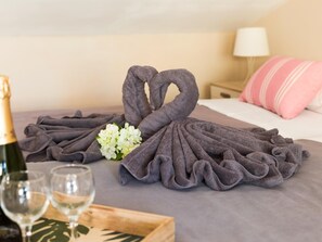 2 bedrooms, iron/ironing board, Internet, bed sheets - 20km from Barcelona 100 meters train and the beach.matarolux15 (Mataro)