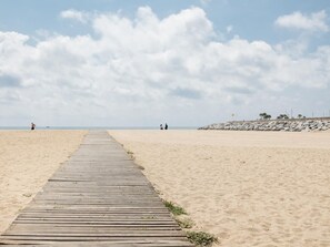 Beach - 20km from Barcelona 100 meters train and the beach.matarolux15 (Mataro)