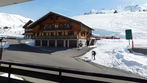 Un edificio de madera con un letrero que dice "BAR RESTAURANT Le Chamoi".