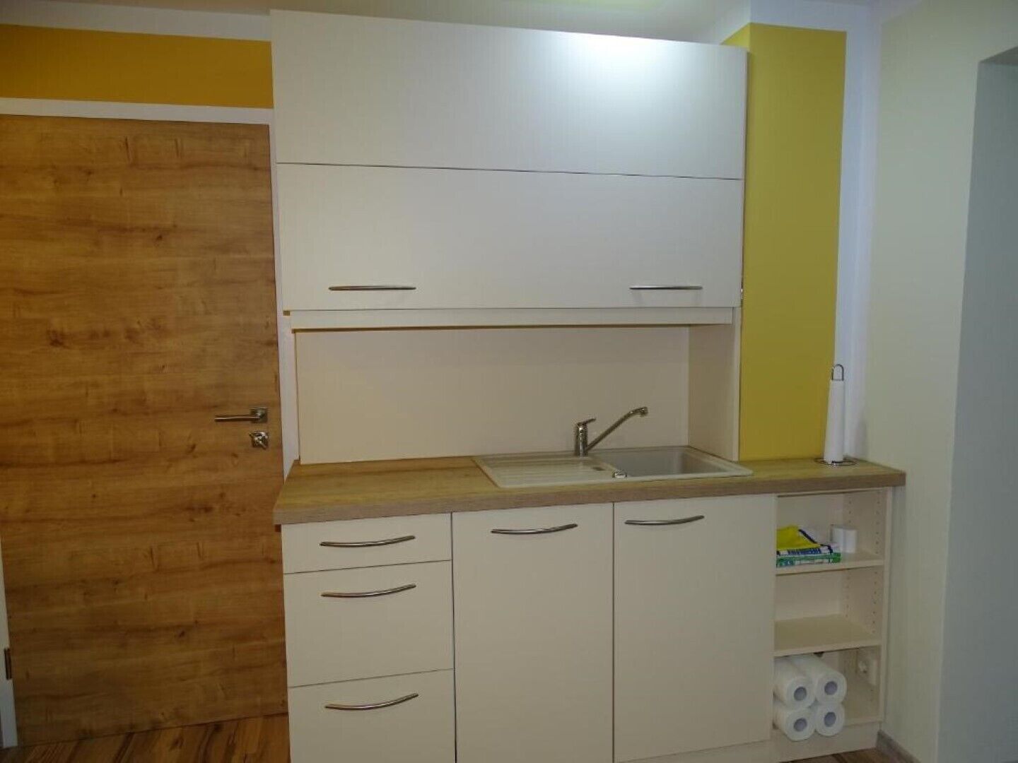 冷蔵庫、電子レンジ、オーブン、コンロ