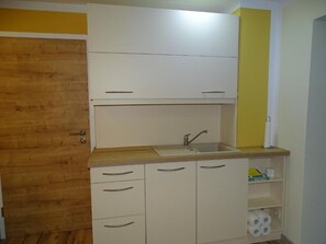 Een koelkast, een microgolfoven, een oven, een kookplaat