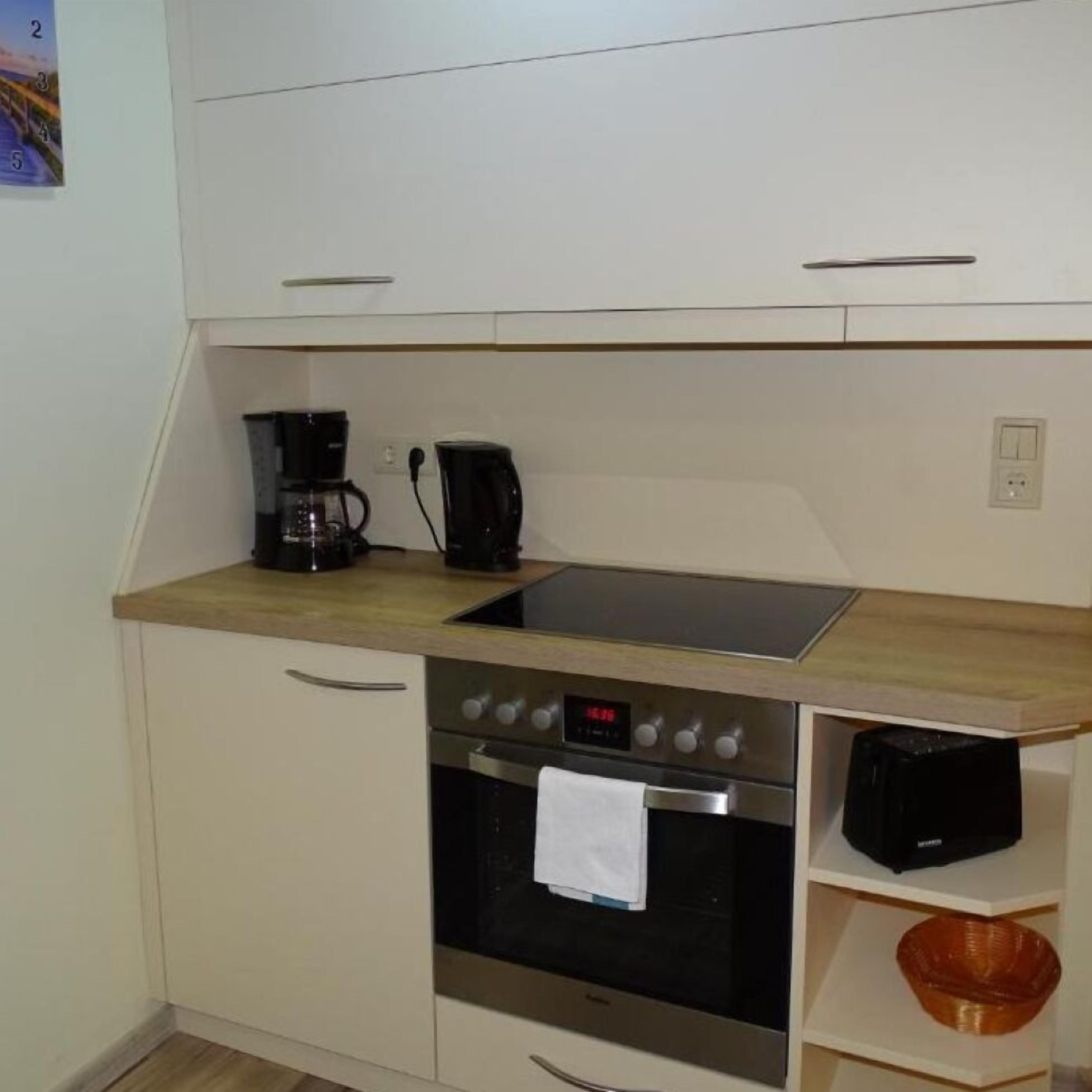 冷蔵庫、電子レンジ、オーブン、コンロ