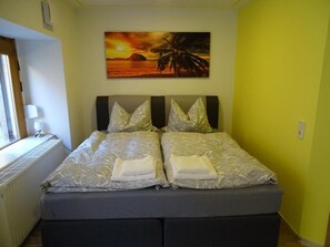 2 slaapkamers, een bureau, een strijkplank/strijkijzer, reisbedje