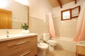Bathtub, towels - GERONI. Charming 3 bedroomn villa (Pollensa)