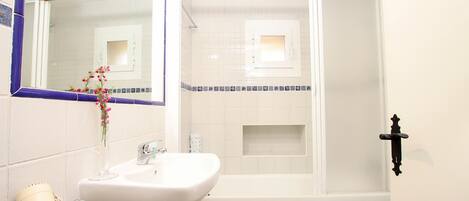 Bathtub, hair dryer, towels