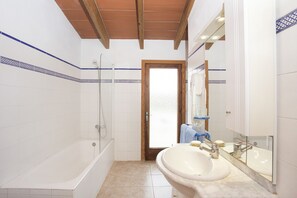 Badewanne, Haartrockner, Handtücher