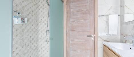 Badekar, hårføner og håndklær