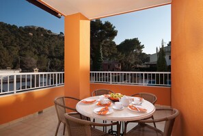Outdoor dining - PINOS ALTOS 15. Lovely apartment in Cala San Vicenç (Cala San Vicente)