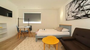 Apartment, 1 Bedroom | Living area | 32-inch flat-screen TV with digital channels, LCD TV - Comfy Studio Apt - Canary Wharf (London)