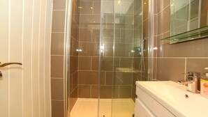 Bathroom shower - Comfy Studio Apt - Canary Wharf (London)
