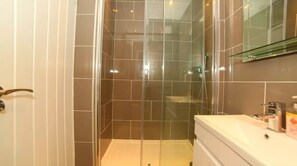 Apartment, 1 Bedroom | Bathroom shower - Comfy Studio Apt - Canary Wharf (London)