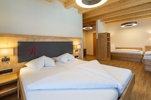 Habitación cuádruple familiar | Ropa de cama hipoalergénica, caja fuerte, cortinas opacas
