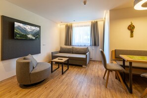 Estudi Comfort | Sala d'estar | Televisor LCD de 40 polzades amb canals per satèl·lit i televisor 