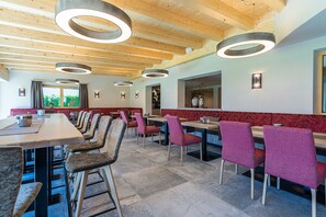 Free daily buffet breakfast - Hotel Garni Romantik (Fuegenberg)