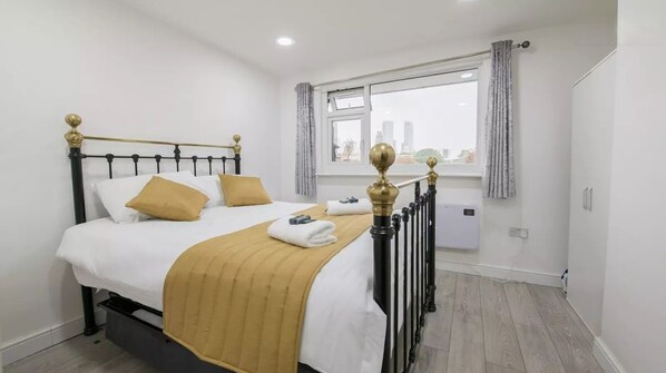 Apartment, 2 Bedrooms | 2 bedrooms, iron/ironing board, free WiFi, bed sheets - Colorful Apartment near Canary Wharf (London)