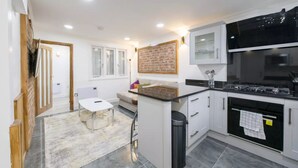 Apartment, 2 Bedrooms | Shared kitchen