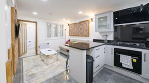 Apartment, 2 Bedrooms | Shared kitchen | Fridge, microwave, oven, dishwasher - Colorful Apartment near Canary Wharf (London)