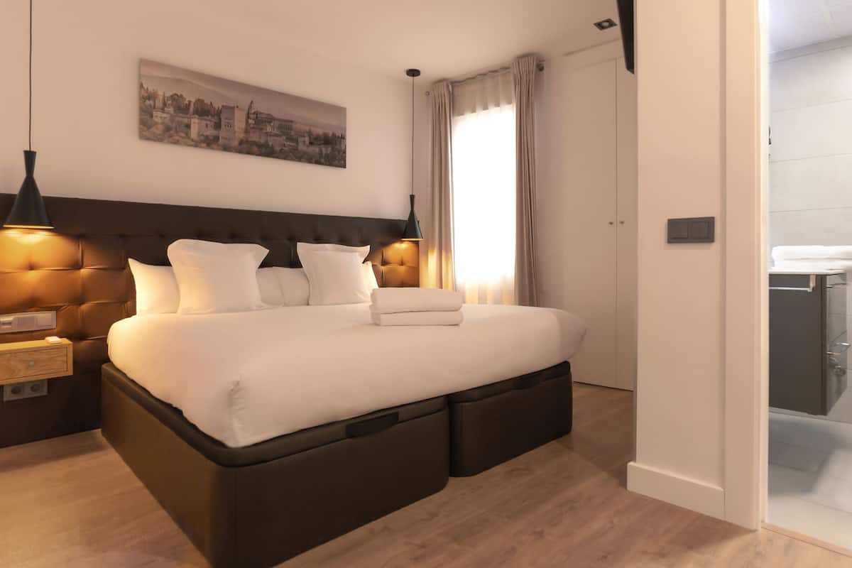 Familie suite | 1 slaapkamer, een minibar, een kluis op de kamer, een laptopwerkplek