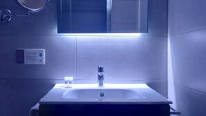 Dusj, toalettartikler (inkludert), hårføner og håndklær