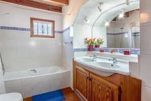 Baignoire, sĂšche-cheveux, serviettes fournies