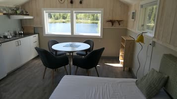 3. Sommerfjøs, 4 beds, Lake View, Shared Bathroom | Verdunkelungsvorhänge, schallisolierte Zimmer