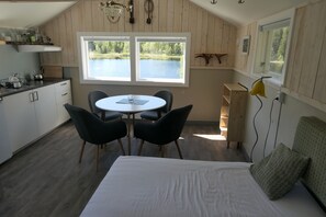 3. Sommerfjøs, 4 beds, Lake View, Shared Bathroom | Rideaux occultants, chambres insonorisées