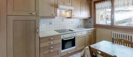 Køleskab, mikrobølgeovn, ovn, kogeplade