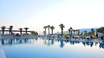 Kauden mukainen ulkouima-allas avoinna 10.00–18.00, aurinkovarjoja