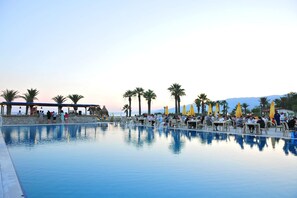 Seasonal outdoor pool, open 10:00 AM to 6:00 PM, pool umbrellas - Afytos Kazdaglari Akcay (Edremit)