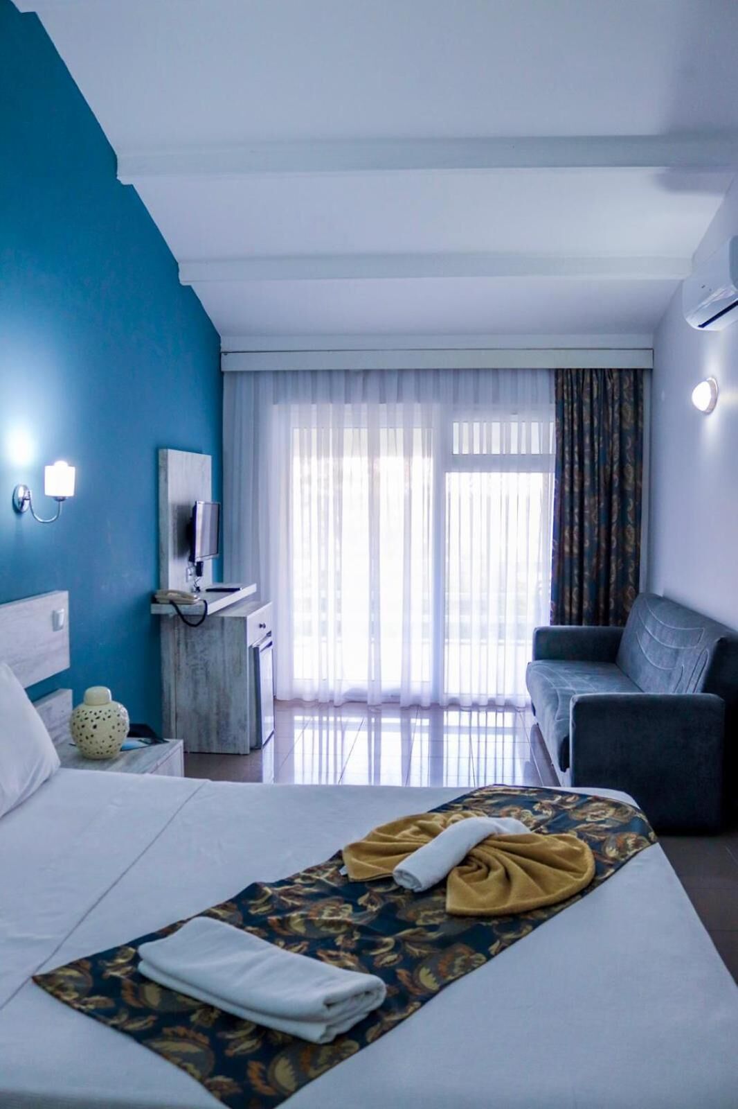 Minibaari, äänieristys, vuodevaatteet