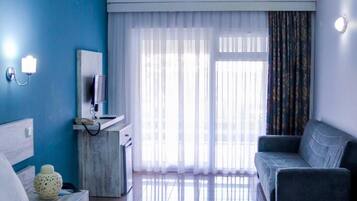 Minibaari, äänieristys, vuodevaatteet