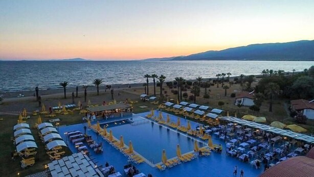 A resort with a large swimming pool, beach area, and mountain views. - Afytos Kazdaglari Akcay (Edremit)