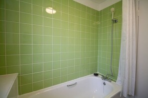 Apartment, 2 Bedrooms | Bathroom shower - Deluxe Apartment - Heart Of Kings Cross (London)