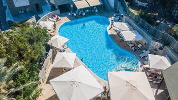 Seasonal outdoor pool, pool umbrellas, sun loungers