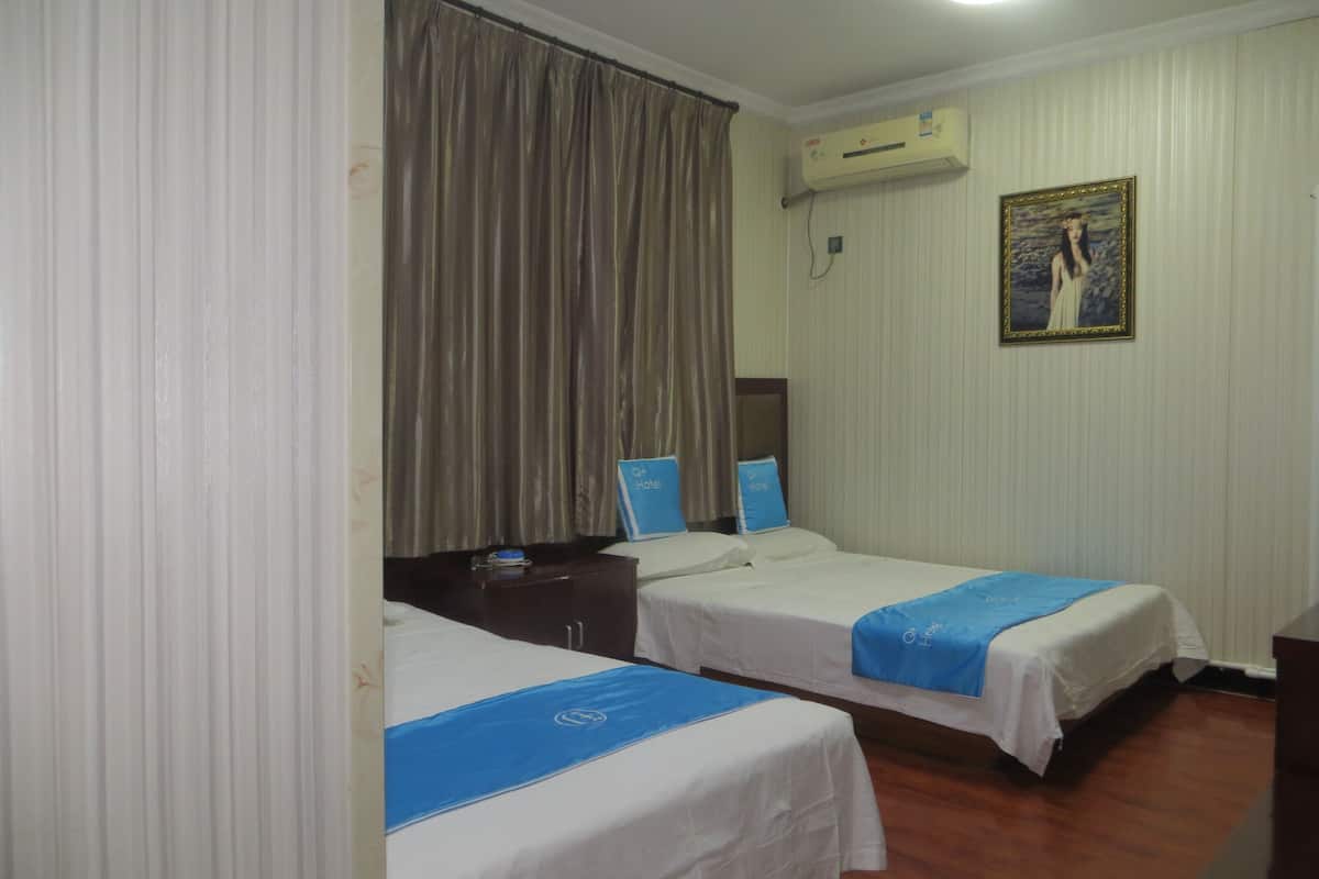 family room | desk, blackout curtains, free wifi, bed sheets